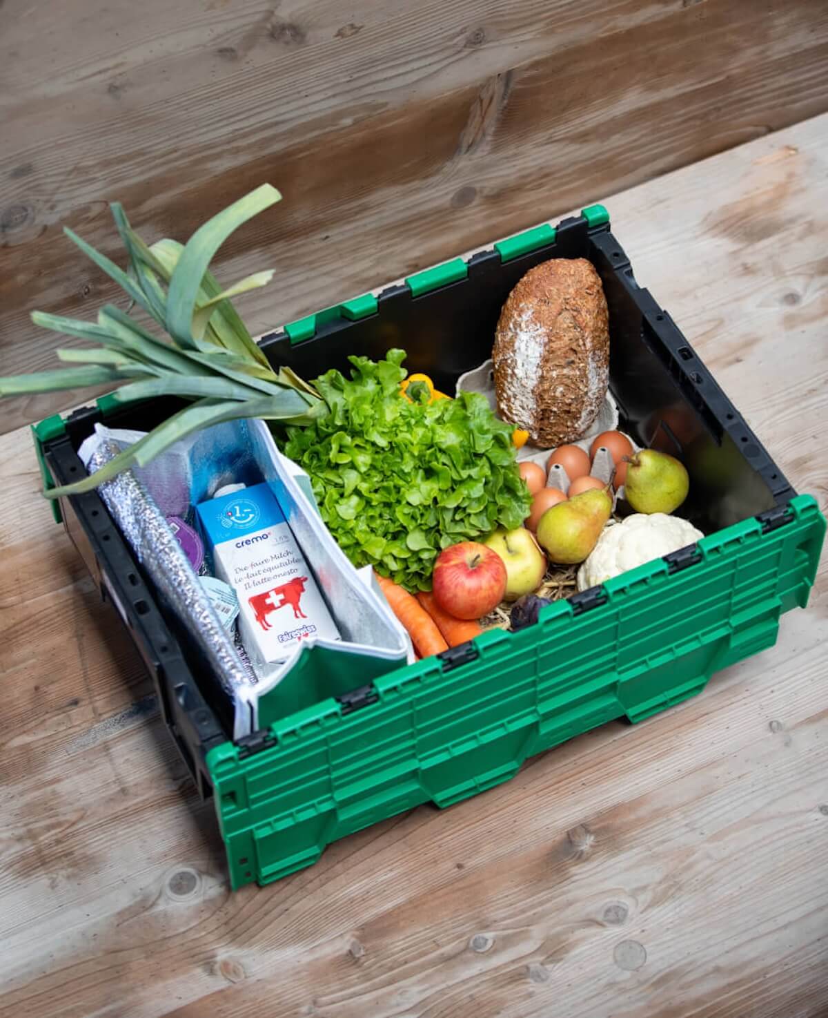 Photo de plusieurs produits frais incluant un poisson, des fruits et légumes et des noix